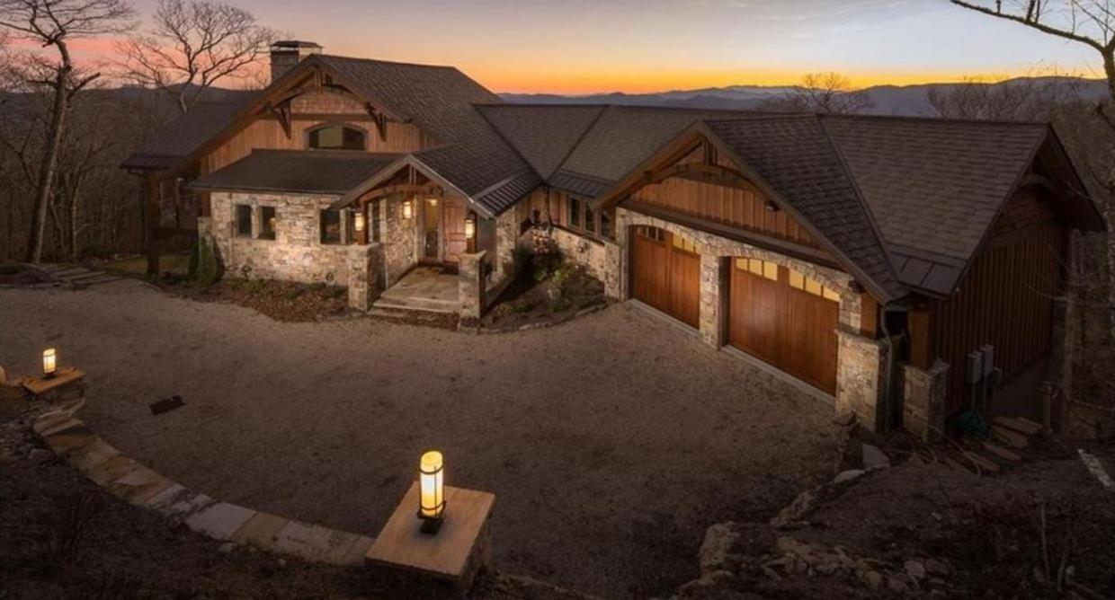 Heavenly Daze at Eagles Nest – NEW LISTING with 180 Degree 10 Mile Views, Hot Tub, Pool Table